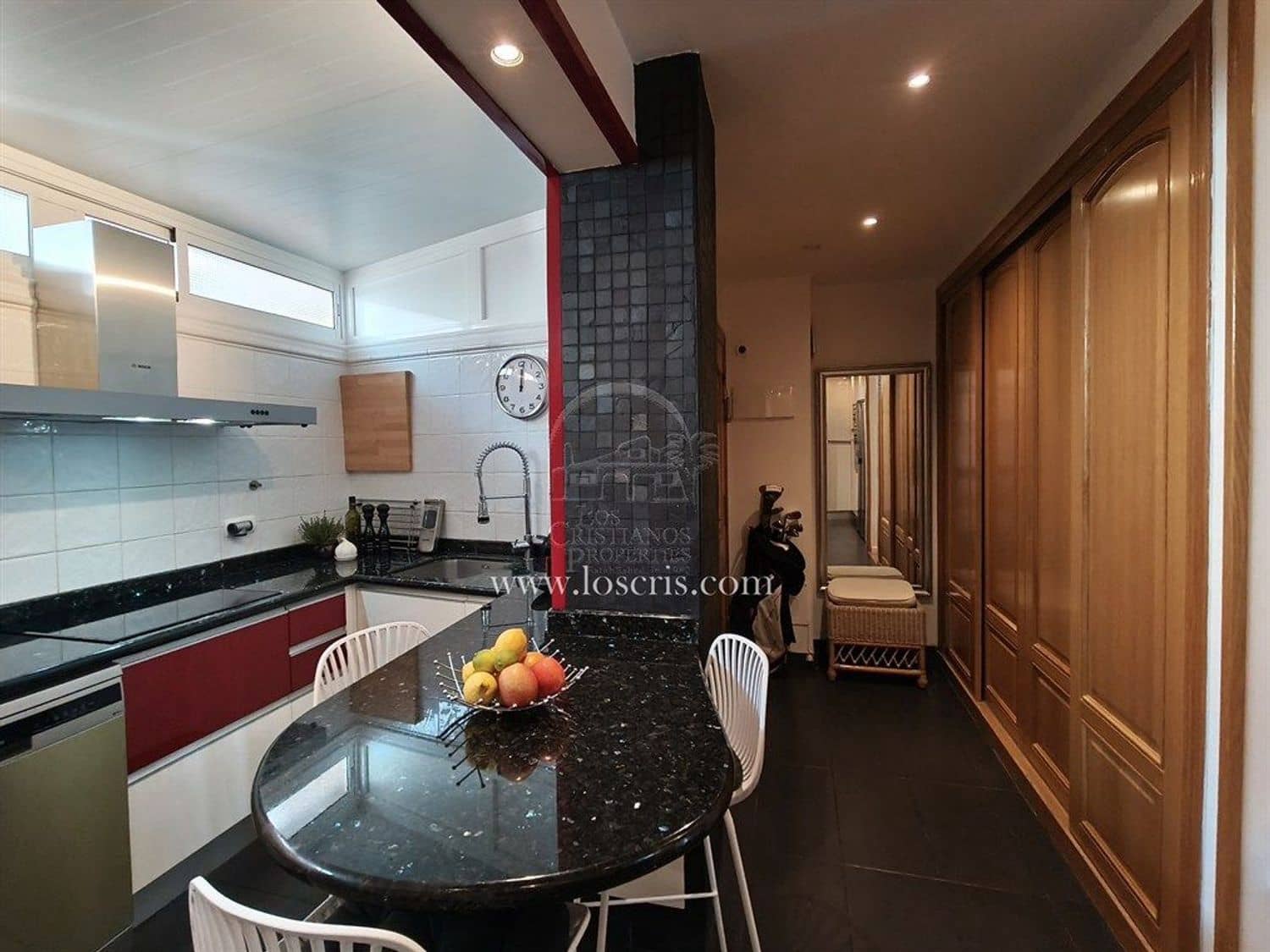 Apartamento de 2 habitaciones en Los Cristianos en venta con piscina garaje - 545.000 € (Ref: 10077372)