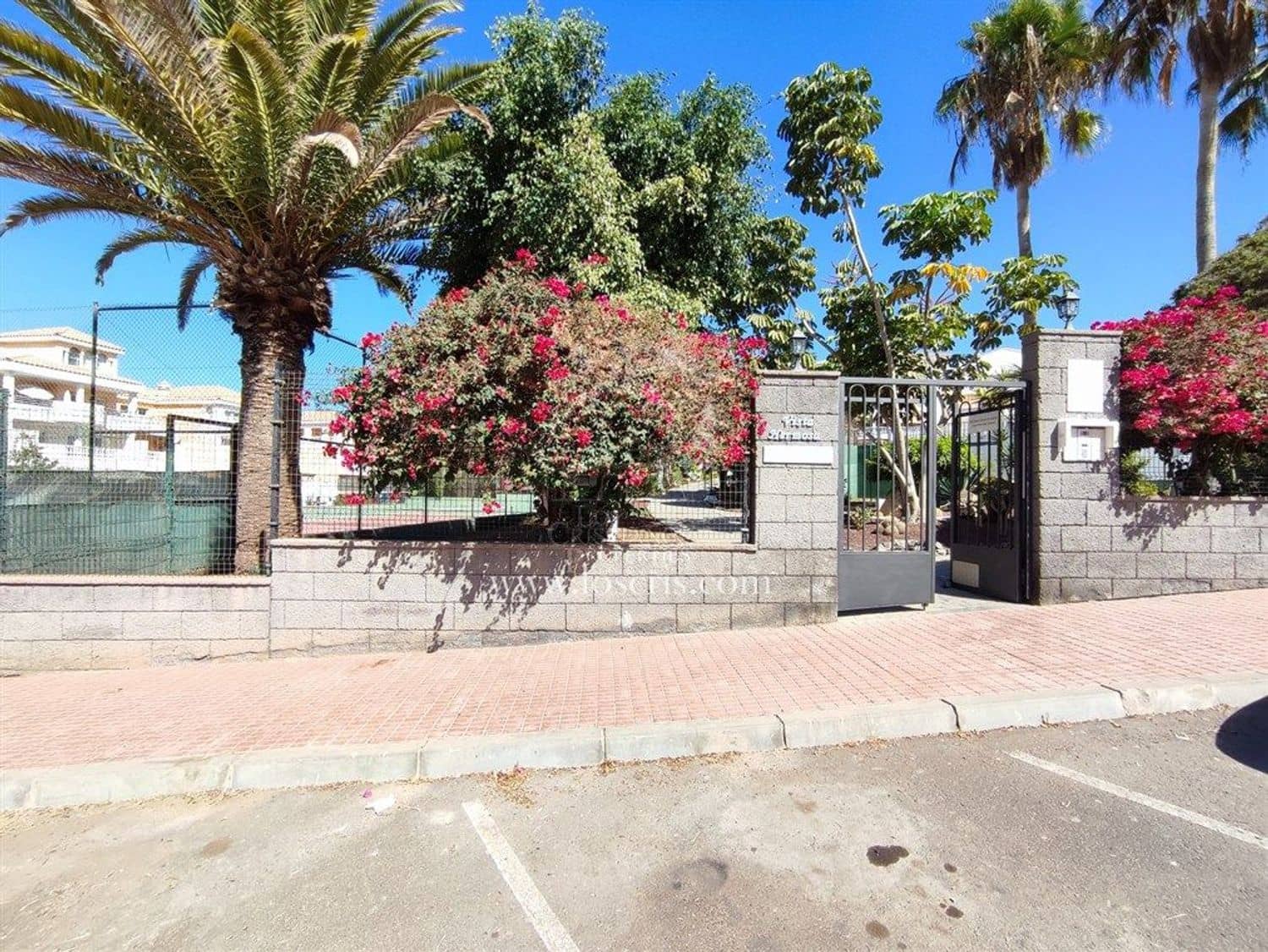 Apartamento de 2 habitaciones en Los Cristianos en venta con piscina garaje - 545.000 € (Ref: 10077372)
