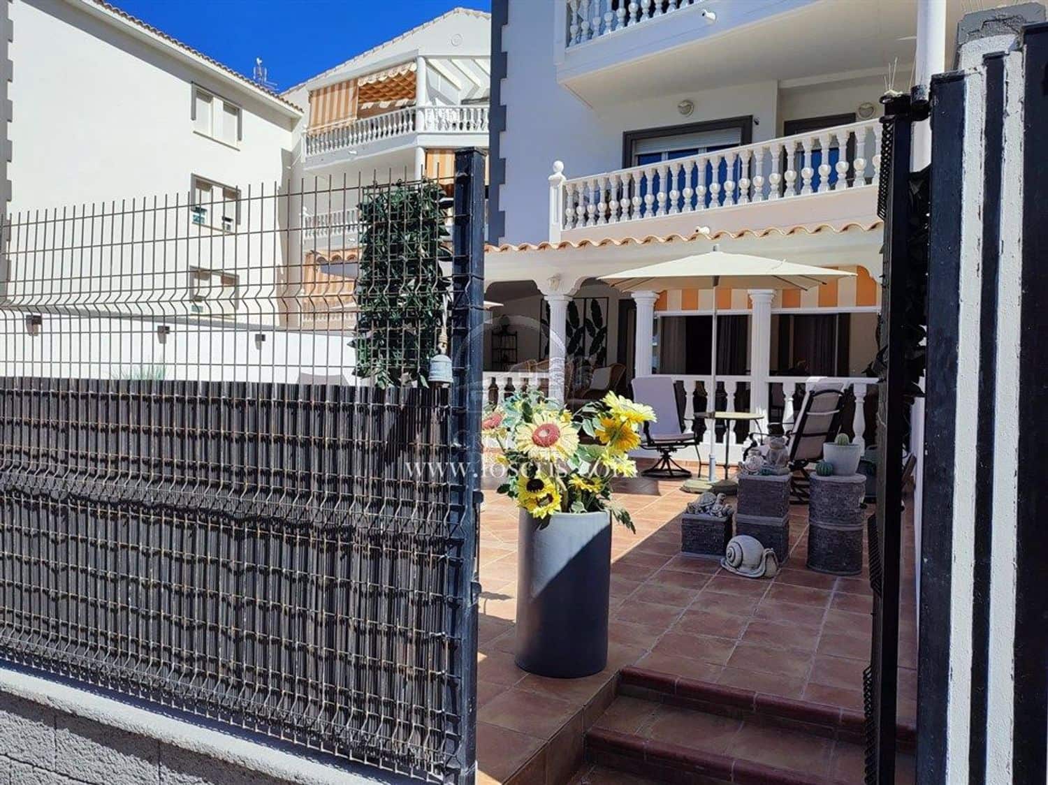 Apartamento de 2 habitaciones en Los Cristianos en venta con piscina garaje - 545.000 € (Ref: 10077372)