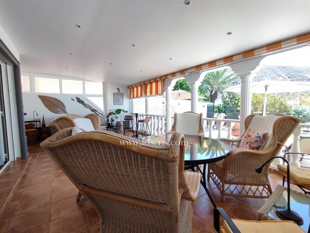 Apartamento de 2 habitaciones en Los Cristianos, Arona en venta con piscina garaje - 545.000 € (Ref: 10077372)