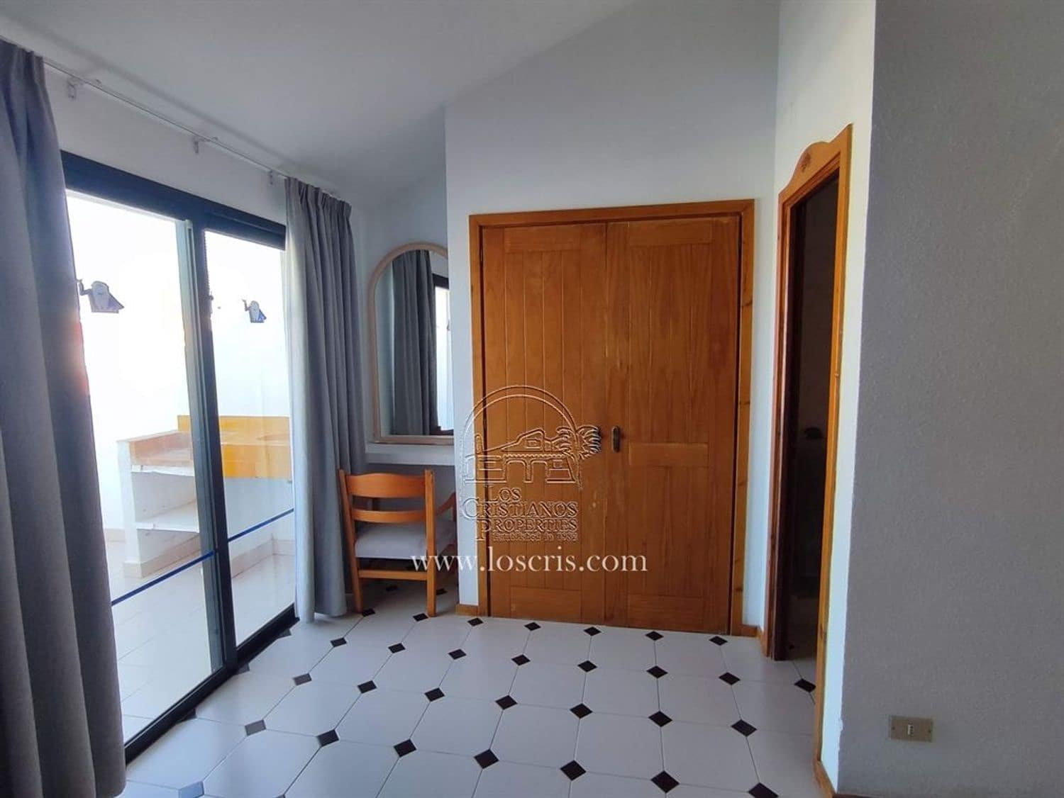 2 Zimmer Apartment zu verkaufen in Los Cristianos mit Pool - 450.000 € (Ref: 8681965)