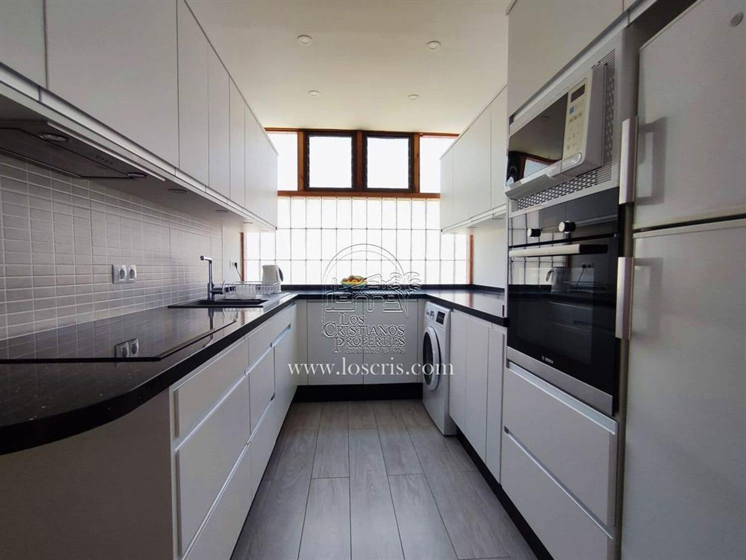 2 soveværelse Lejlighed til salg i Los Cristianos med swimmingpool garage - € 547.000 (Ref: 8990405)