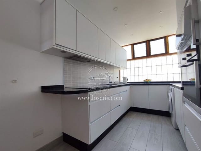 Apartamento de 2 habitaciones en Los Cristianos, Arona en venta con piscina garaje - 547.000 € (Ref: 8990405)