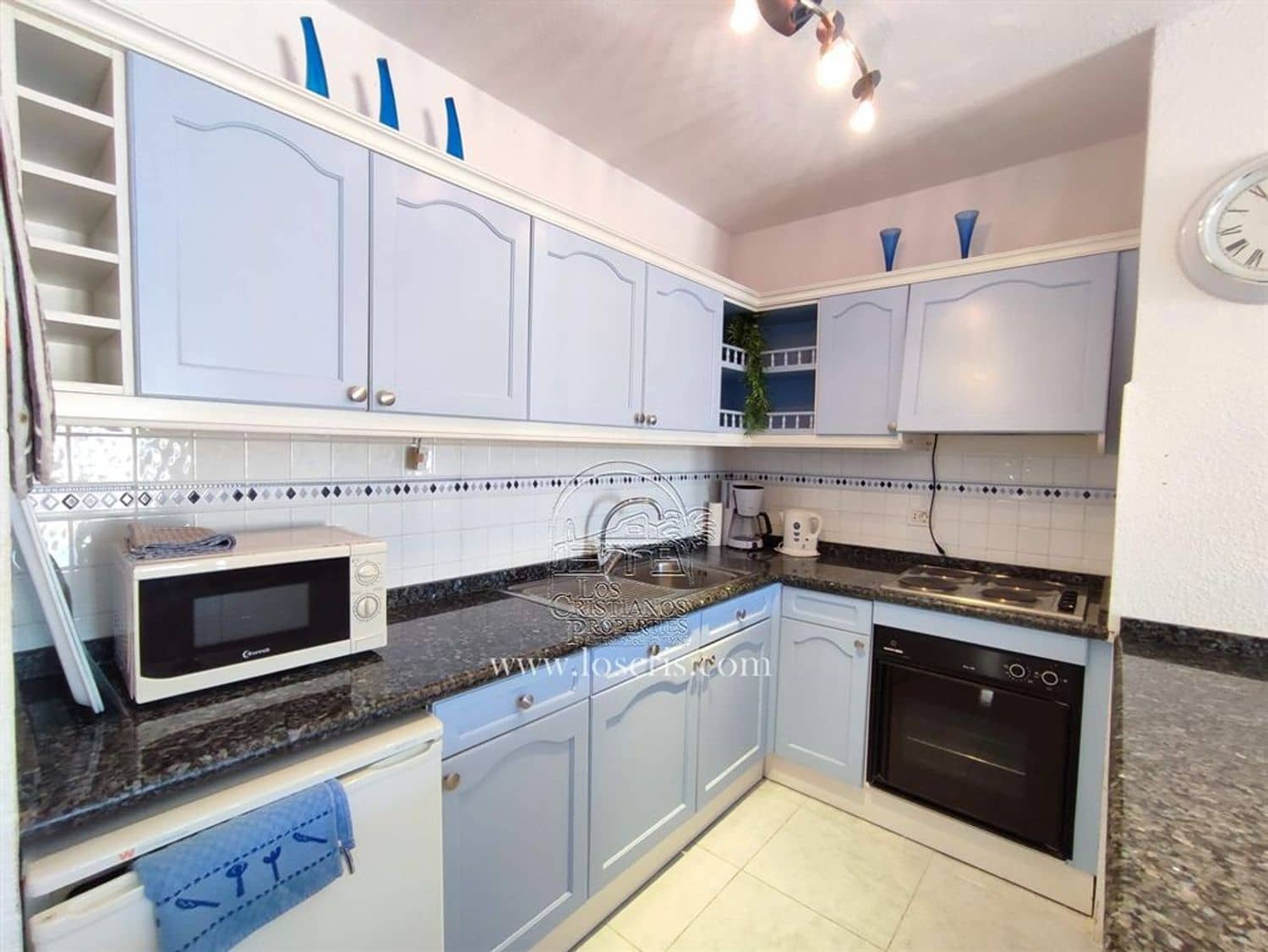 2 bedroom Apartment for sale in Los Cristianos with pool garage - € 400,000 (Ref: 9483829)