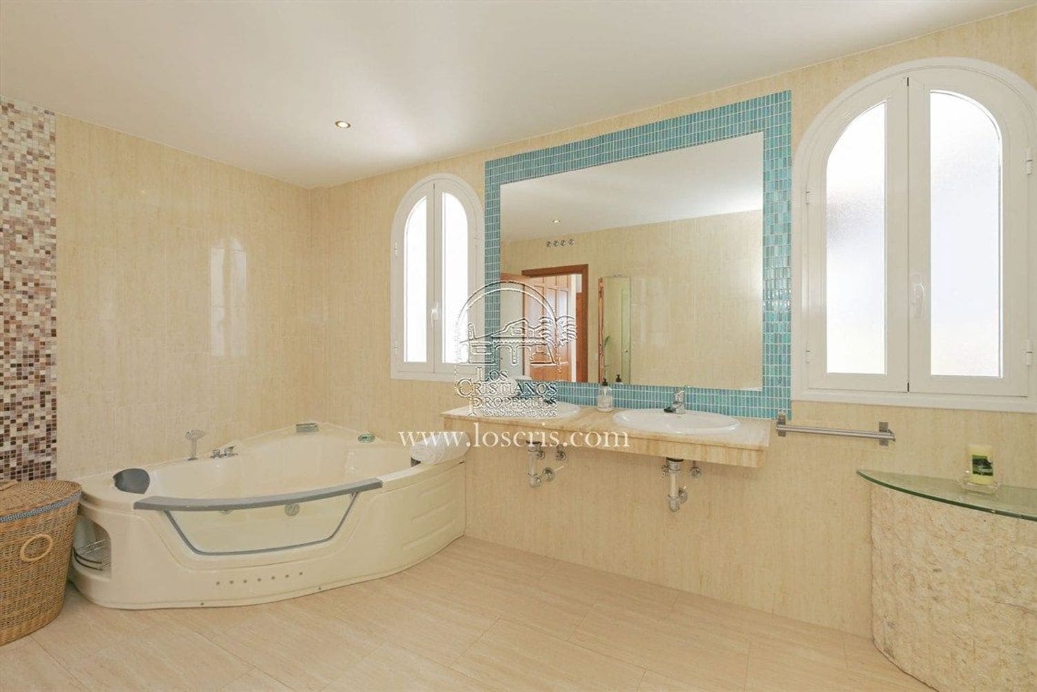 8 chambre Villa/Maison à vendre à Costa Adeje avec piscine garage - 1 450 000 € (Ref: 9673719)