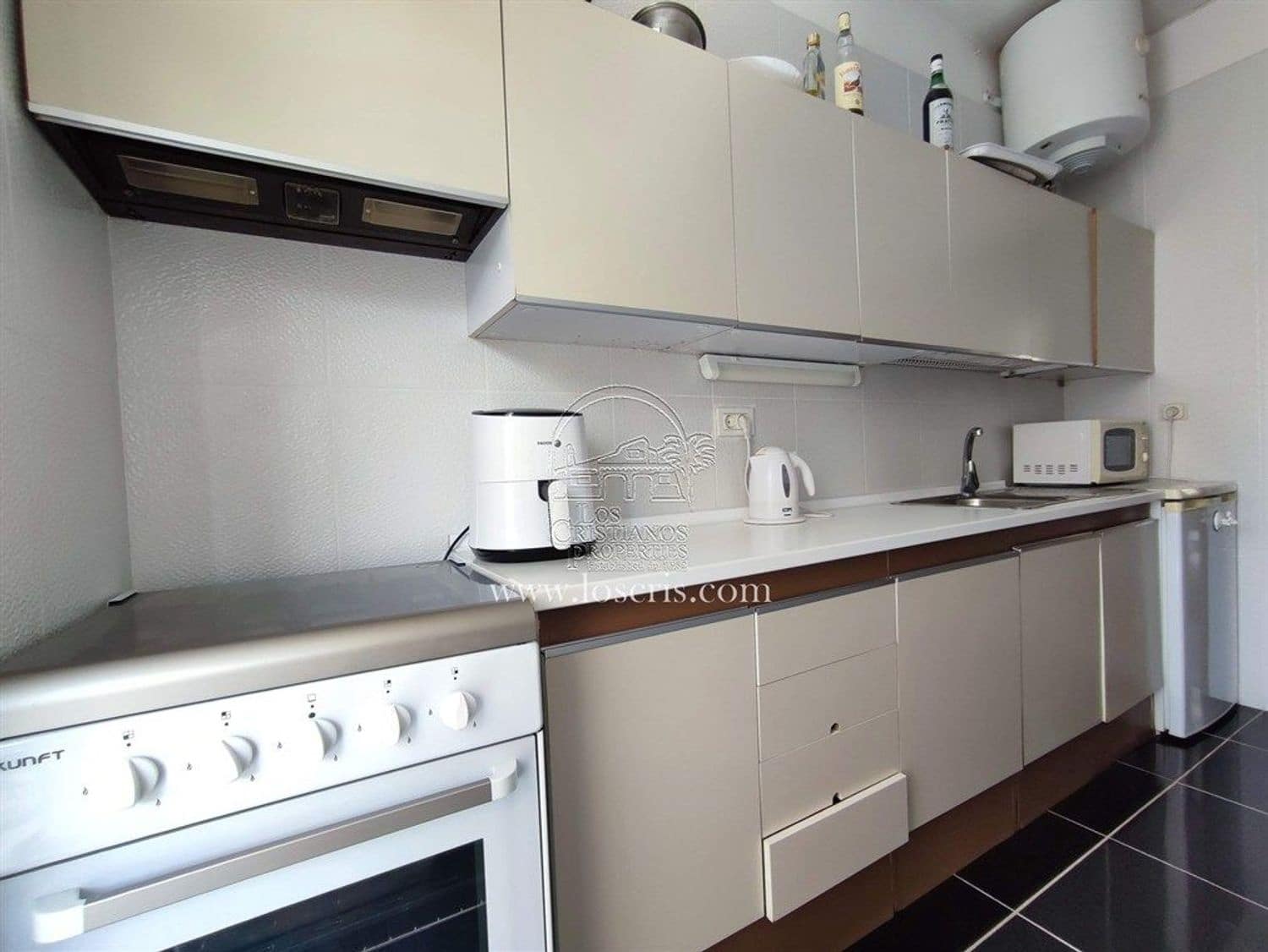Huoneisto myytävänä paikassa Los Cristianos mukana uima-altaan 
autotalli - 275 000 € (Ref: 9888643)