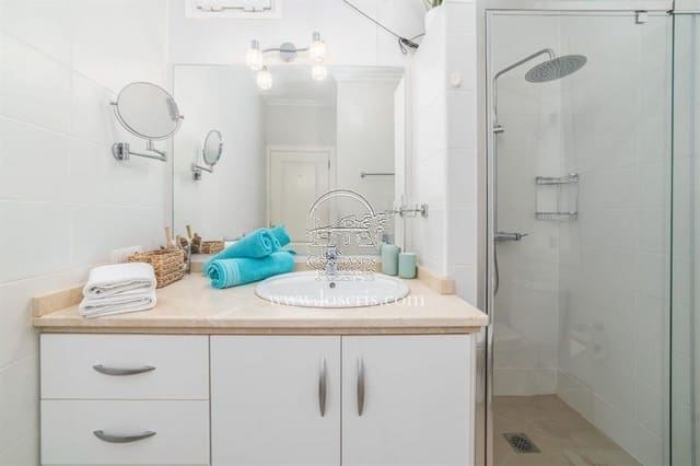 2 soverom Leilighet til salgs i Los Cristianos, Arona med svømmebasseng garasje - € 730 000 (Ref: 9909885)