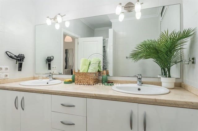 2 soverom Leilighet til salgs i Los Cristianos, Arona med svømmebasseng garasje - € 730 000 (Ref: 9909885)