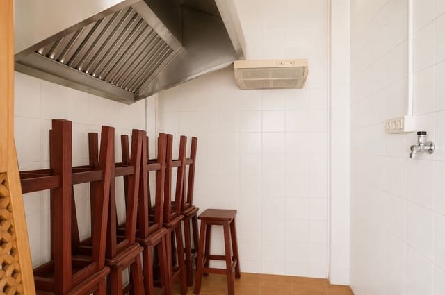 Kommersiell til salgs i Los Cristianos, Arona - € 335 000 (Ref: 9958969)