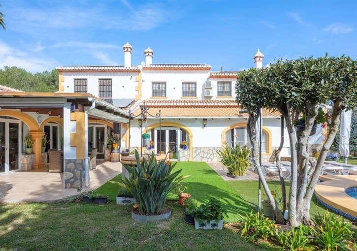 6 bedroom Villa for sale in Javea / Xabia with garage - € 1,995,000 (Ref: 9641086)