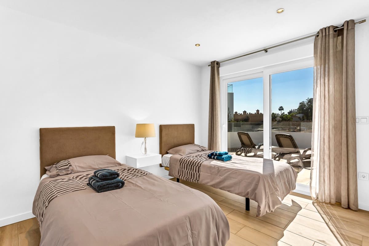 5 bedroom Villa for sale in La Cala de Mijas - € 1,499,950 (Ref: 10026272)
