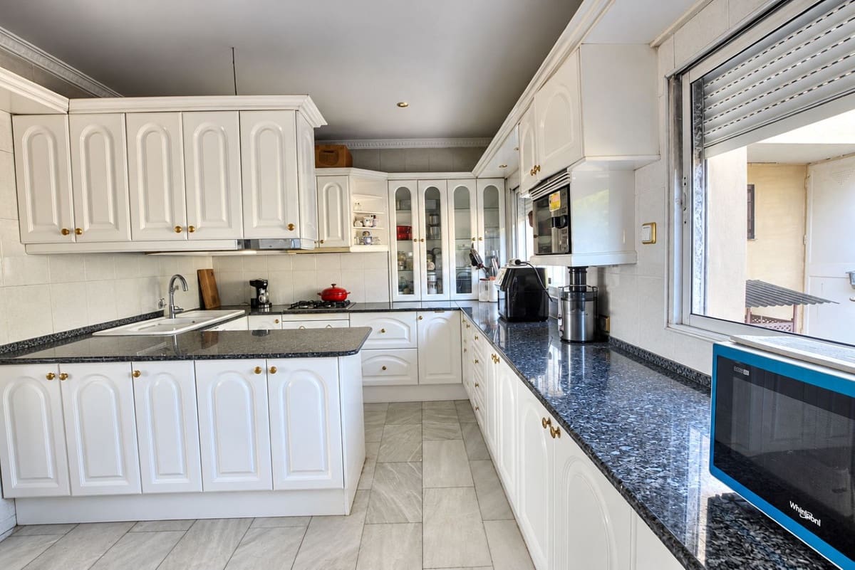 6 soverom Villa til salgs i La Cala de Mijas med svømmebasseng garasje - € 595 000 (Ref: 10153119)