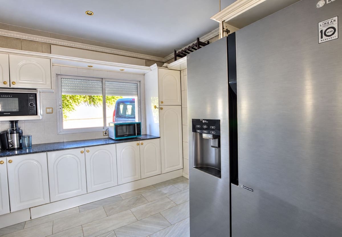 6 soverom Villa til salgs i La Cala de Mijas med svømmebasseng garasje - € 595 000 (Ref: 10153119)