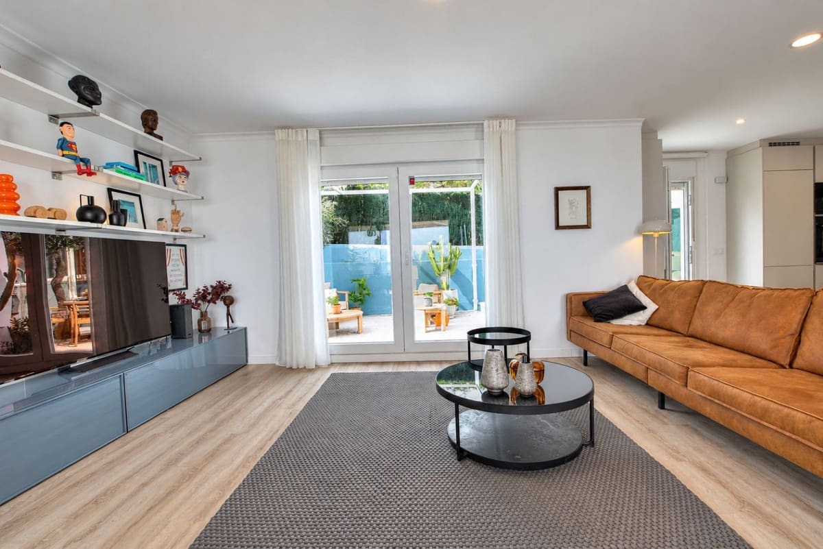 2 soveværelse Villa til salg i El Chaparral med swimmingpool garage - € 825.000 (Ref: 10167463)