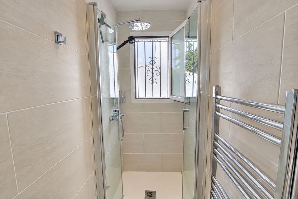 2 soveværelse Villa til salg i El Chaparral med swimmingpool garage - € 825.000 (Ref: 10167463)