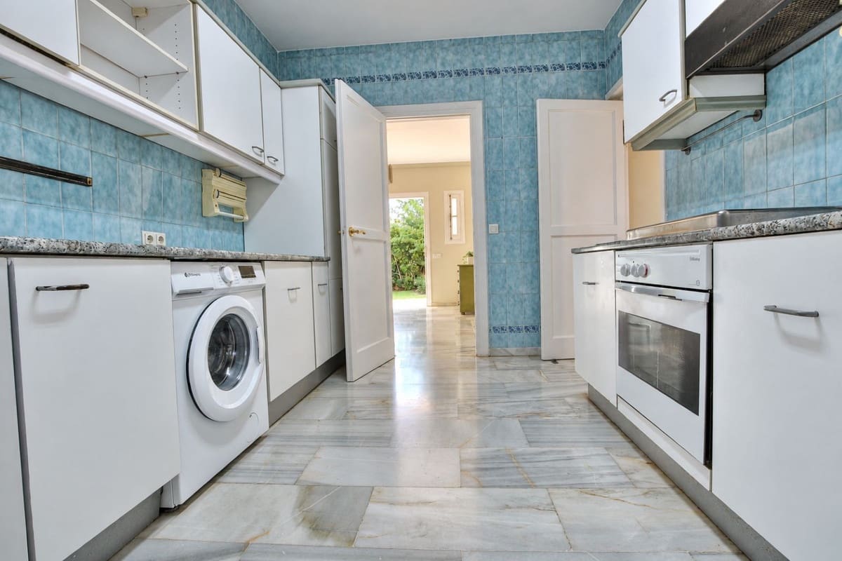4 slaapkamer Villa te koop in Calahonda met zwembad garage - € 849.950 (Ref: 10186114)