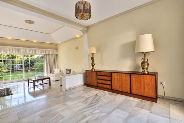 4 sypialnia Willa na sprzedaż w Calahonda, Mijas z basenem garażem - 849 950 € (Ref: 10186114)