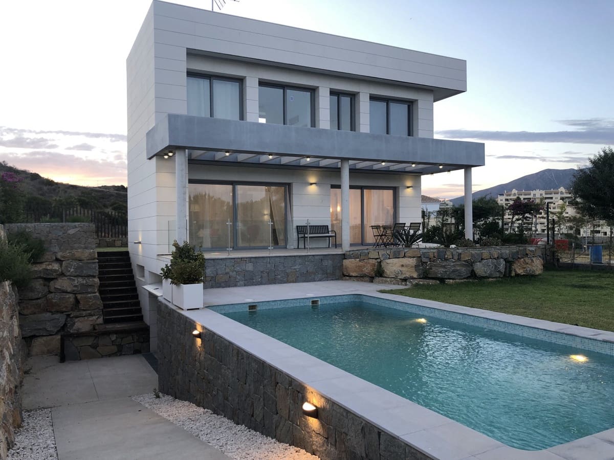 3 bedroom Villa for sale in Cerro del Aguila with pool garage - € 975,000 (Ref: 3945337)