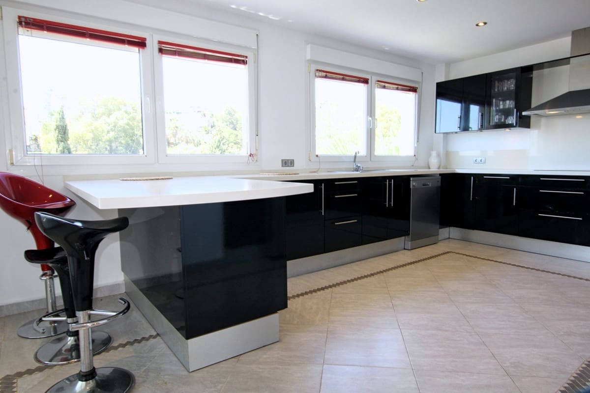 6 soverom Villa til salgs i La Cala de Mijas med svømmebasseng garasje - € 2 400 (Ref: 5703133)