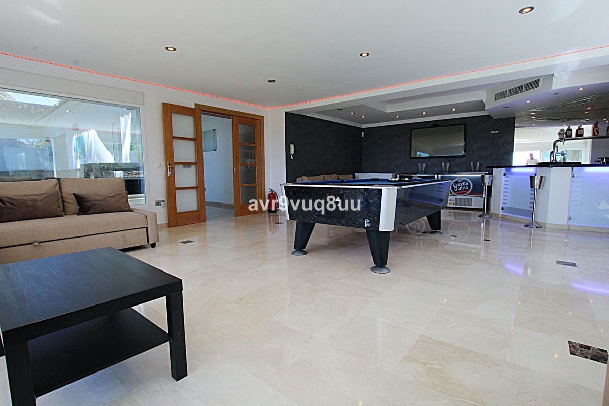 8 bedroom Villa for sale in Elviria with pool - € 3,500,000 (Ref: 7154981)