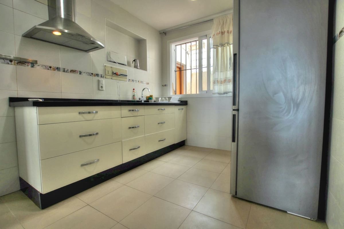 6 soveværelse Semi-Rækkehus til salg i Fuengirola - € 999.999 (Ref: 7829846)