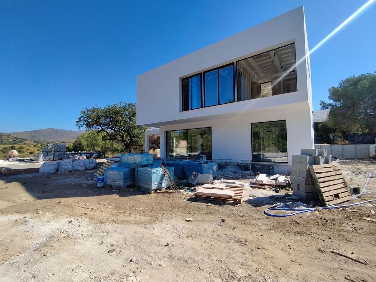 3 sypialnia Willa na sprzedaż w Elviria z basenem garażem - 2 200 000 € (Ref: 8228566)