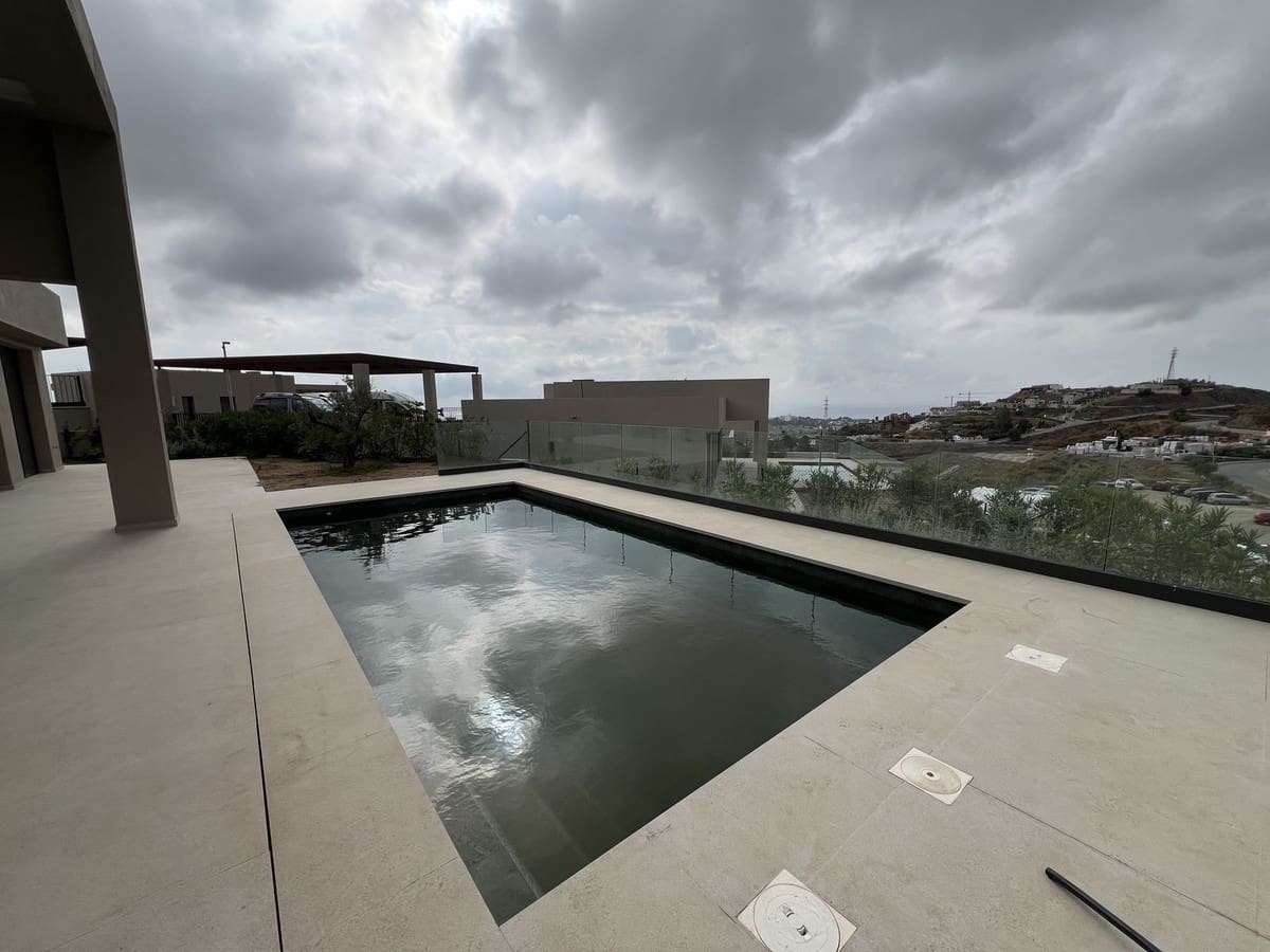 3 bedroom Villa for sale in Benahavis with pool garage - € 1,990,000 (Ref: 8448885)