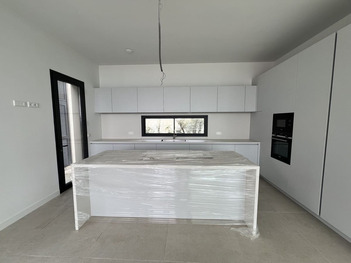 3 bedroom Villa for sale in Benahavis with pool garage - € 1,975,000 (Ref: 8448885)