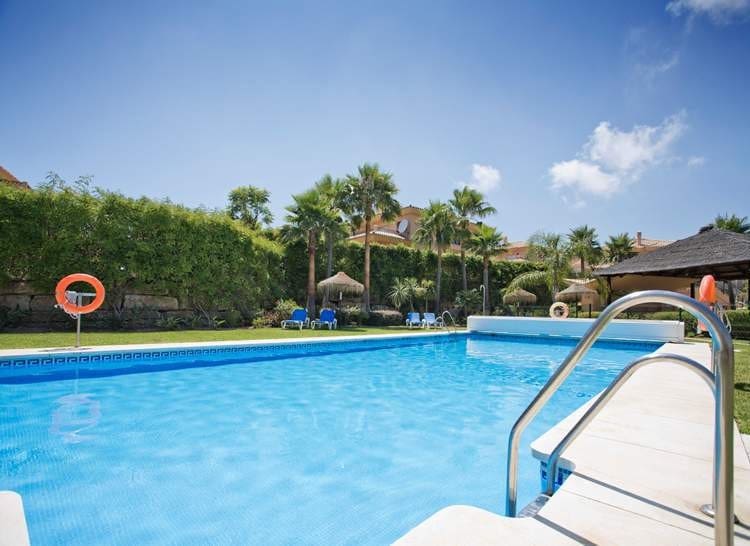 3 soveværelse Semi-Rækkehus til salg i Riviera del Sol med swimmingpool - € 539.000 (Ref: 8637212)