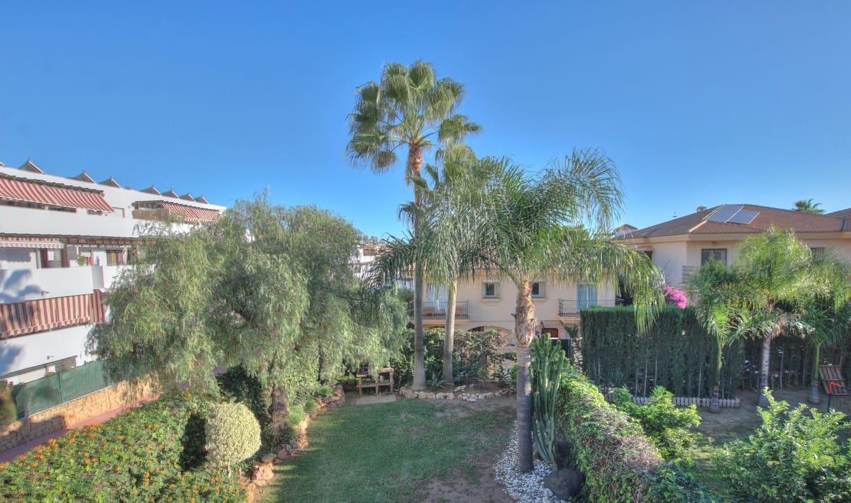 3 soveværelse Semi-Rækkehus til salg i Riviera del Sol med swimmingpool - € 539.000 (Ref: 8637212)