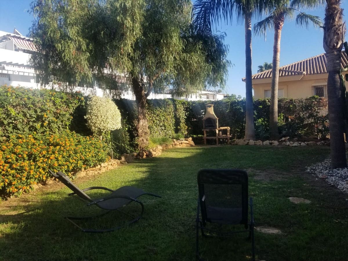 3 soveværelse Semi-Rækkehus til salg i Riviera del Sol med swimmingpool - € 539.000 (Ref: 8637212)