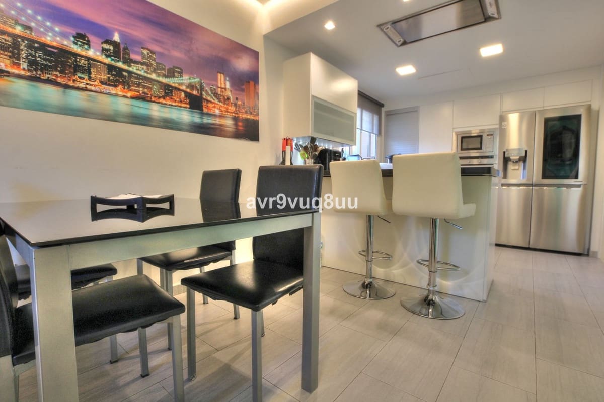 3 slaapkamer Halfvrijstaande villa te koop in Riviera del Sol met zwembad - € 539.000 (Ref: 8637212)