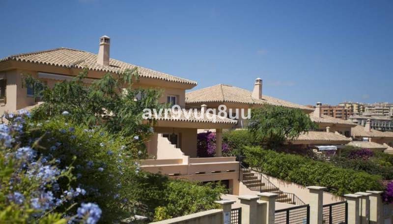 3 slaapkamer Halfvrijstaande villa te koop in Riviera del Sol met zwembad - € 539.000 (Ref: 8637212)