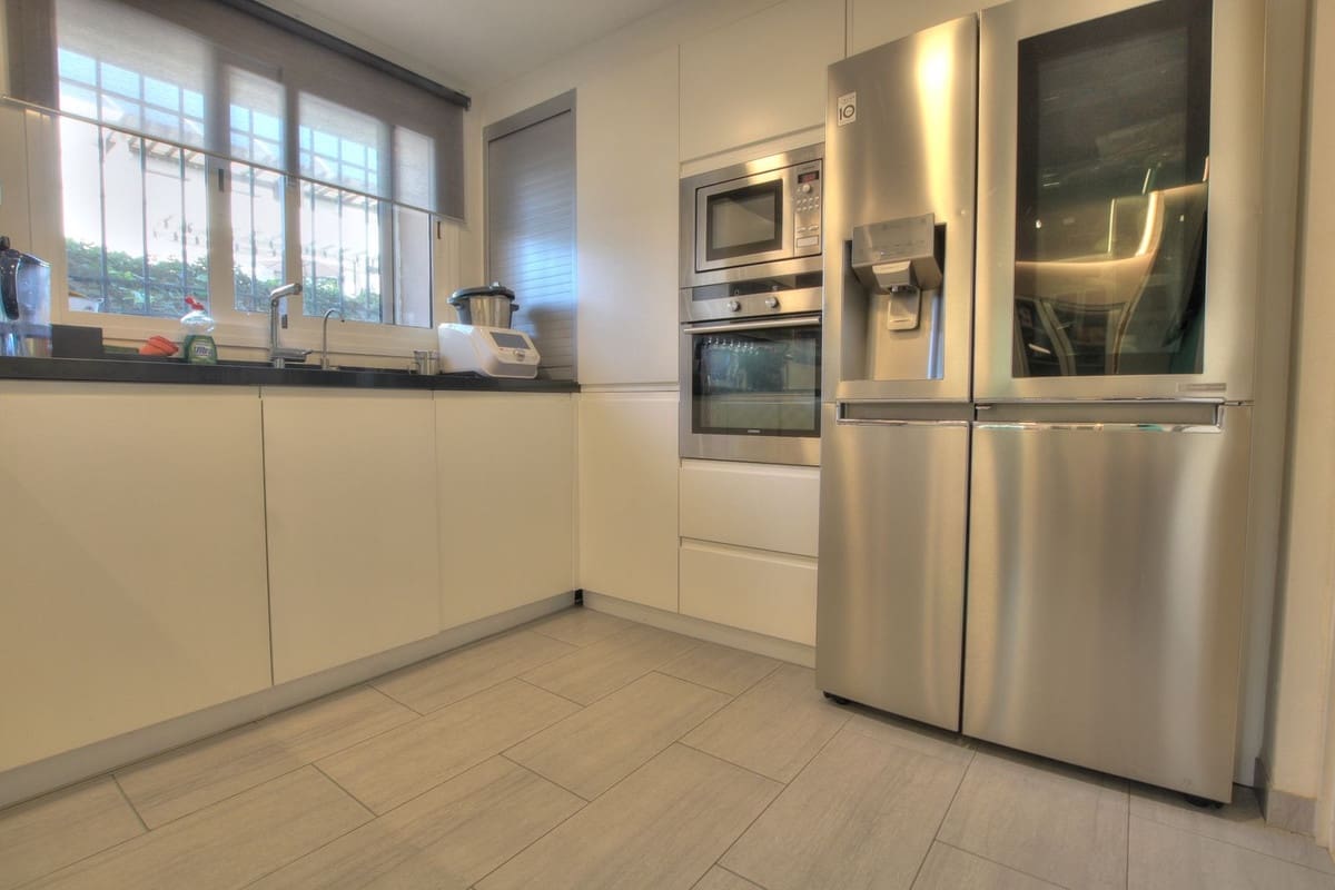 3 slaapkamer Halfvrijstaande villa te koop in Riviera del Sol met zwembad - € 539.000 (Ref: 8637212)