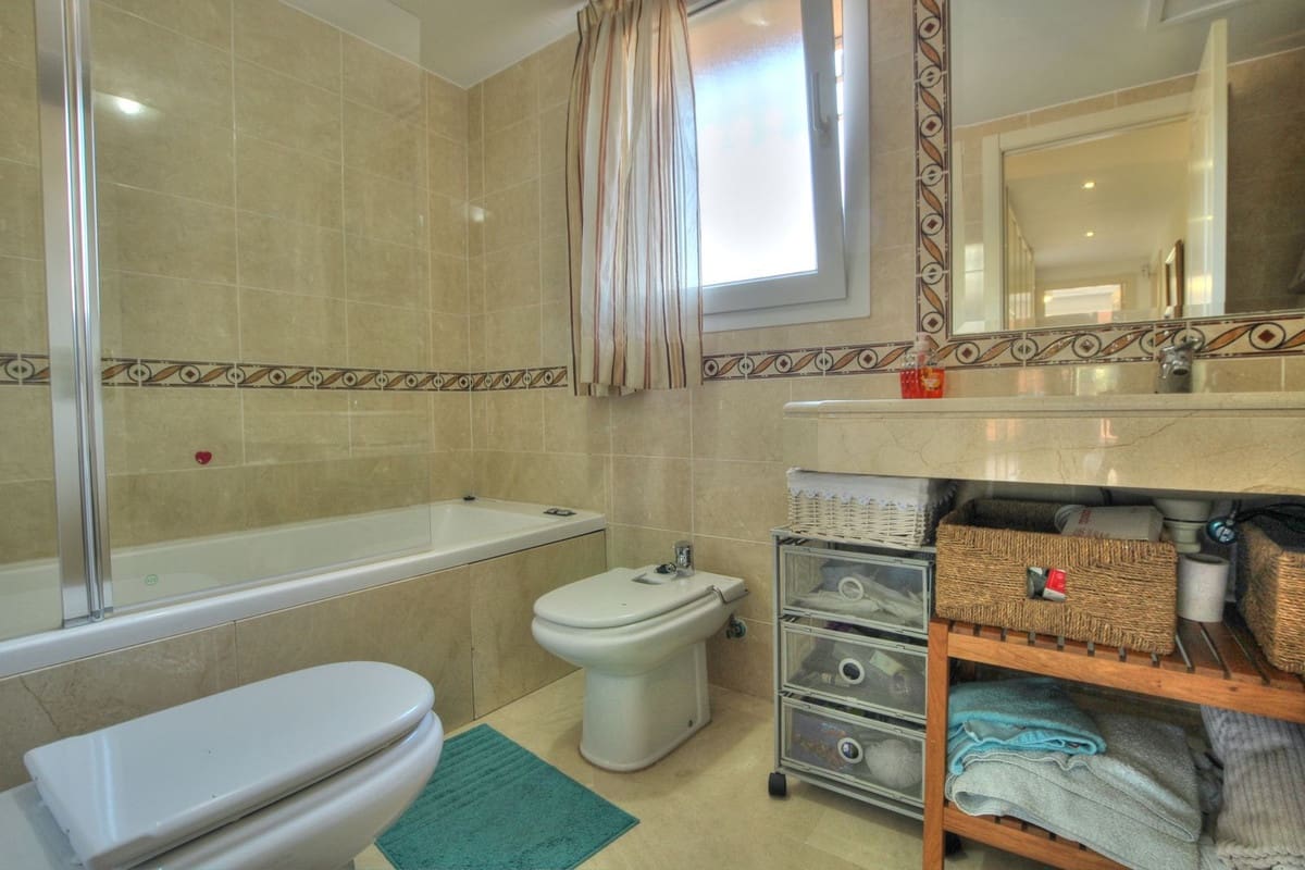 3 slaapkamer Halfvrijstaande villa te koop in Riviera del Sol met zwembad - € 539.000 (Ref: 8637212)