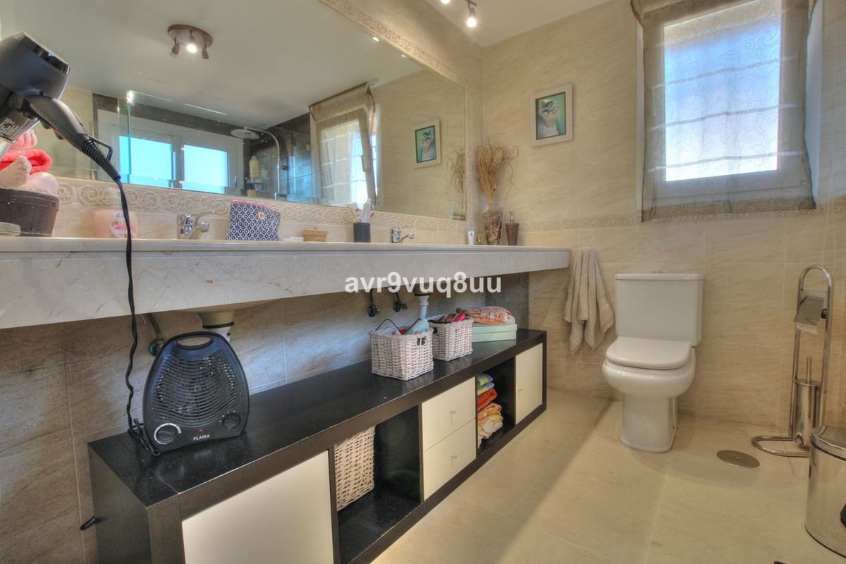 3 bedroom Semi-detached Villa for sale in Riviera del Sol with pool - € 539,000 (Ref: 8637212)