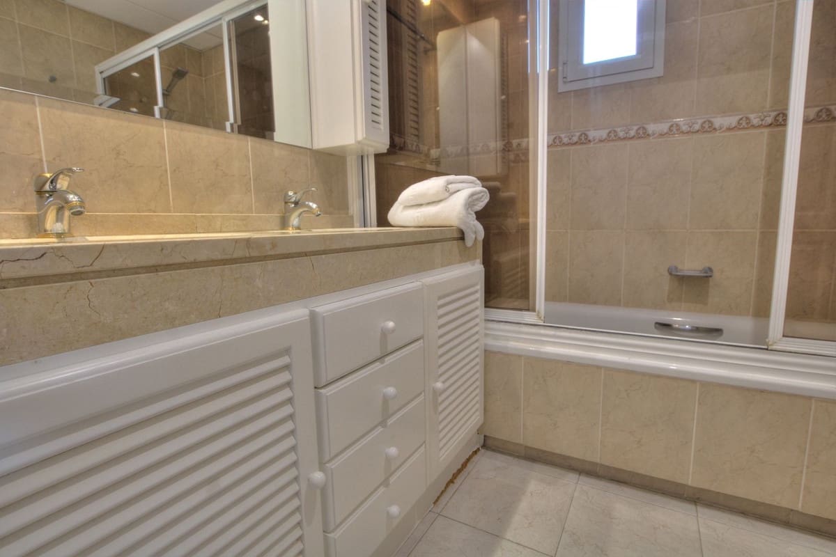 3 sypialnia Apartament na sprzedaż w Riviera del Sol z basenem garażem - 850 000 € (Ref: 8683053)