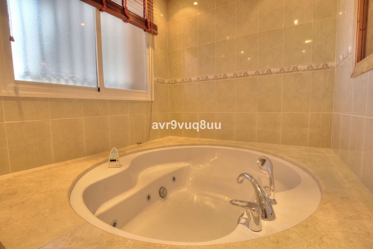 3 bedroom Apartment for sale in Riviera del Sol with pool garage - € 850,000 (Ref: 8683053)