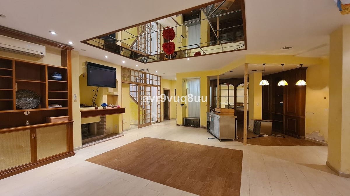 9 bedroom Villa for sale in Cabopino with pool garage - € 3,800,000 (Ref: 8769297)