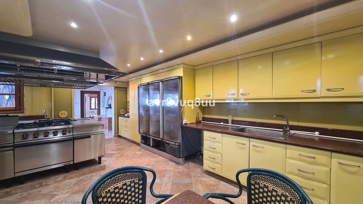 9 bedroom Villa for sale in Cabopino with pool garage - € 3,800,000 (Ref: 8769297)