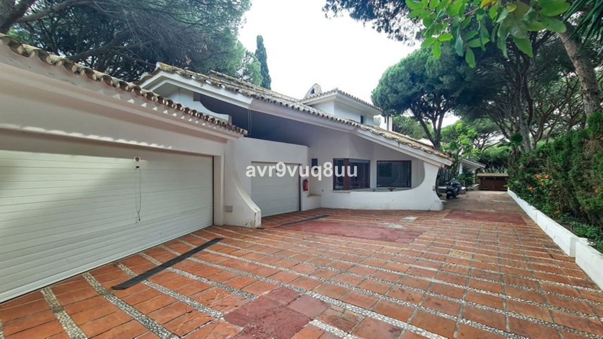 9 bedroom Villa for sale in Cabopino with pool garage - € 3,800,000 (Ref: 8769297)