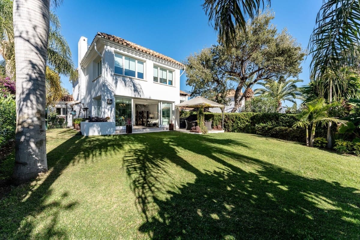 4 soveværelse Villa til salg i Calahonda med swimmingpool garage - € 899.000 (Ref: 8780210)