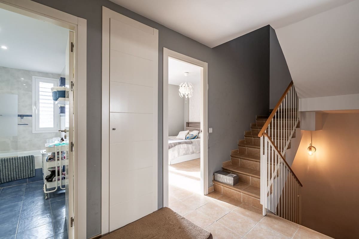 4 chambre Villa/Maison Semi-Mitoyenne à vendre à Mijas Costa avec piscine garage - 420 000 € (Ref: 8882311)