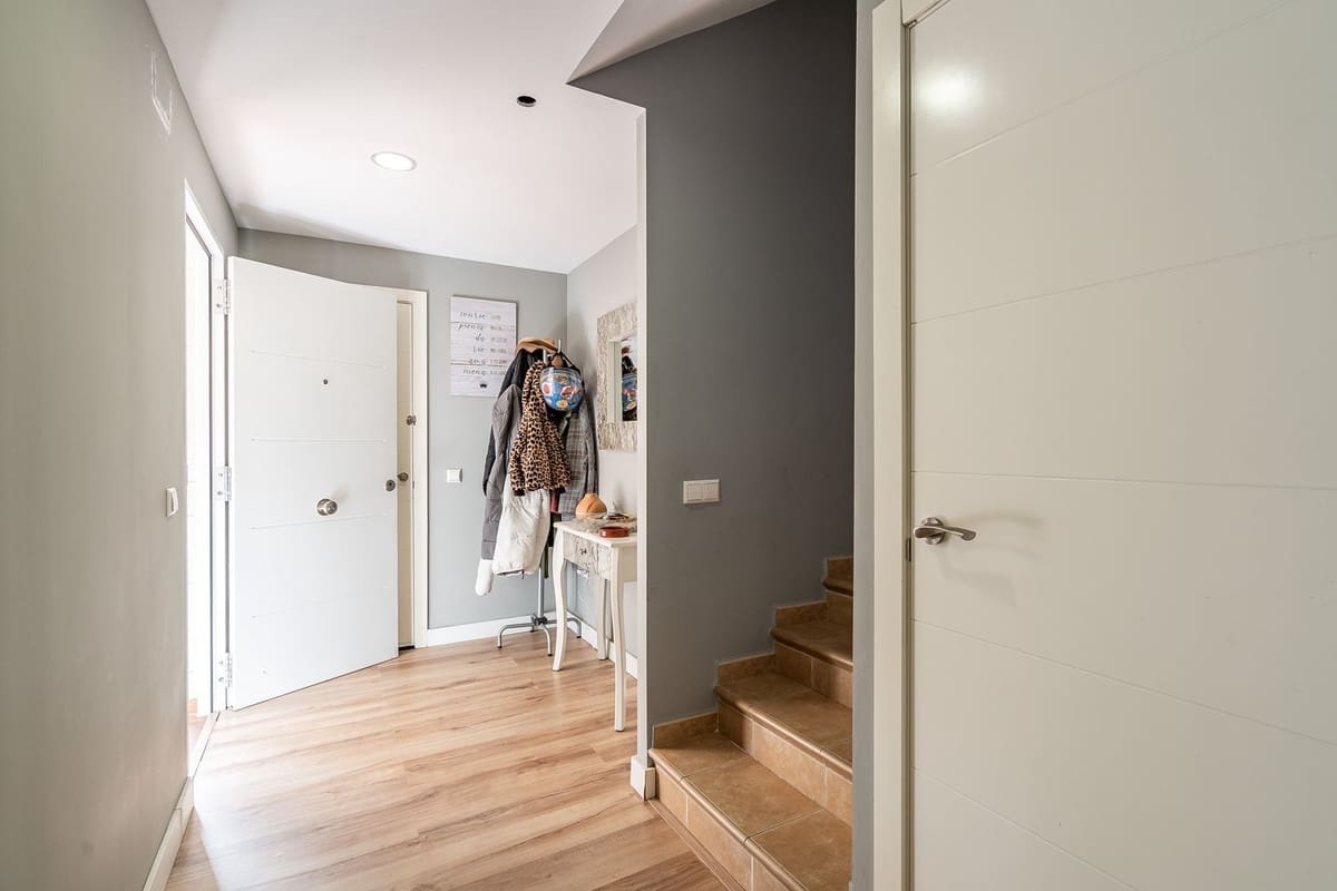 4 soveværelse Semi-Rækkehus til salg i Mijas Costa med swimmingpool garage - € 420.000 (Ref: 8882311)