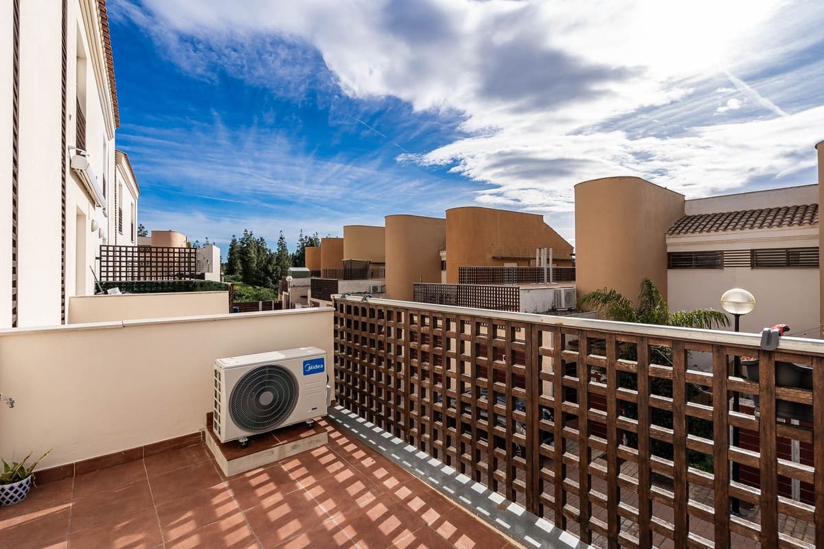 4 soverom Kjedet enebolig til salgs i Mijas Costa med svømmebasseng garasje - € 420 000 (Ref: 8882311)