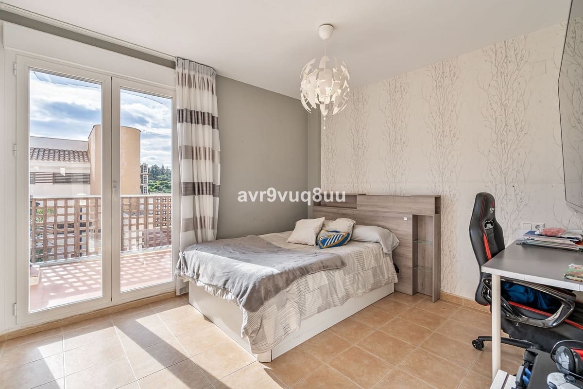 4 soverom Kjedet enebolig til salgs i Mijas Costa med svømmebasseng garasje - € 420 000 (Ref: 8882311)
