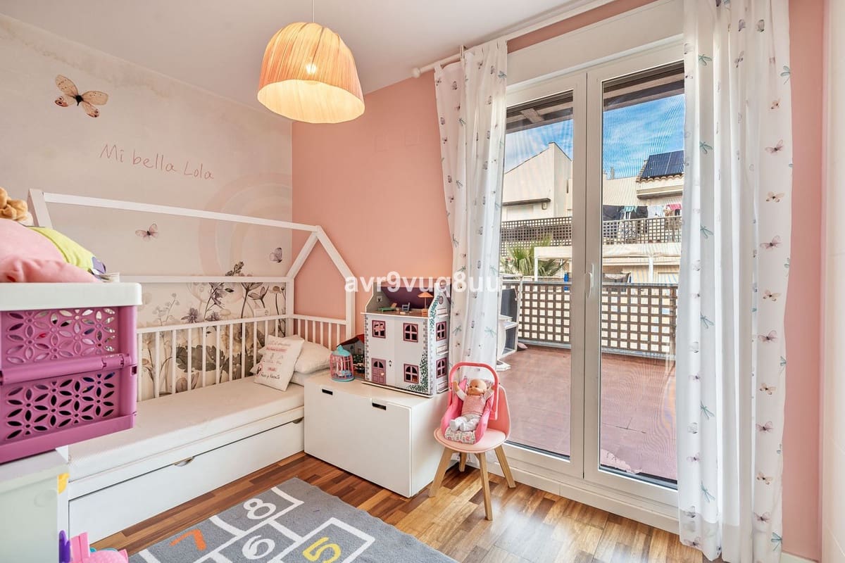 4 soverom Kjedet enebolig til salgs i Mijas Costa med svømmebasseng garasje - € 420 000 (Ref: 8882311)