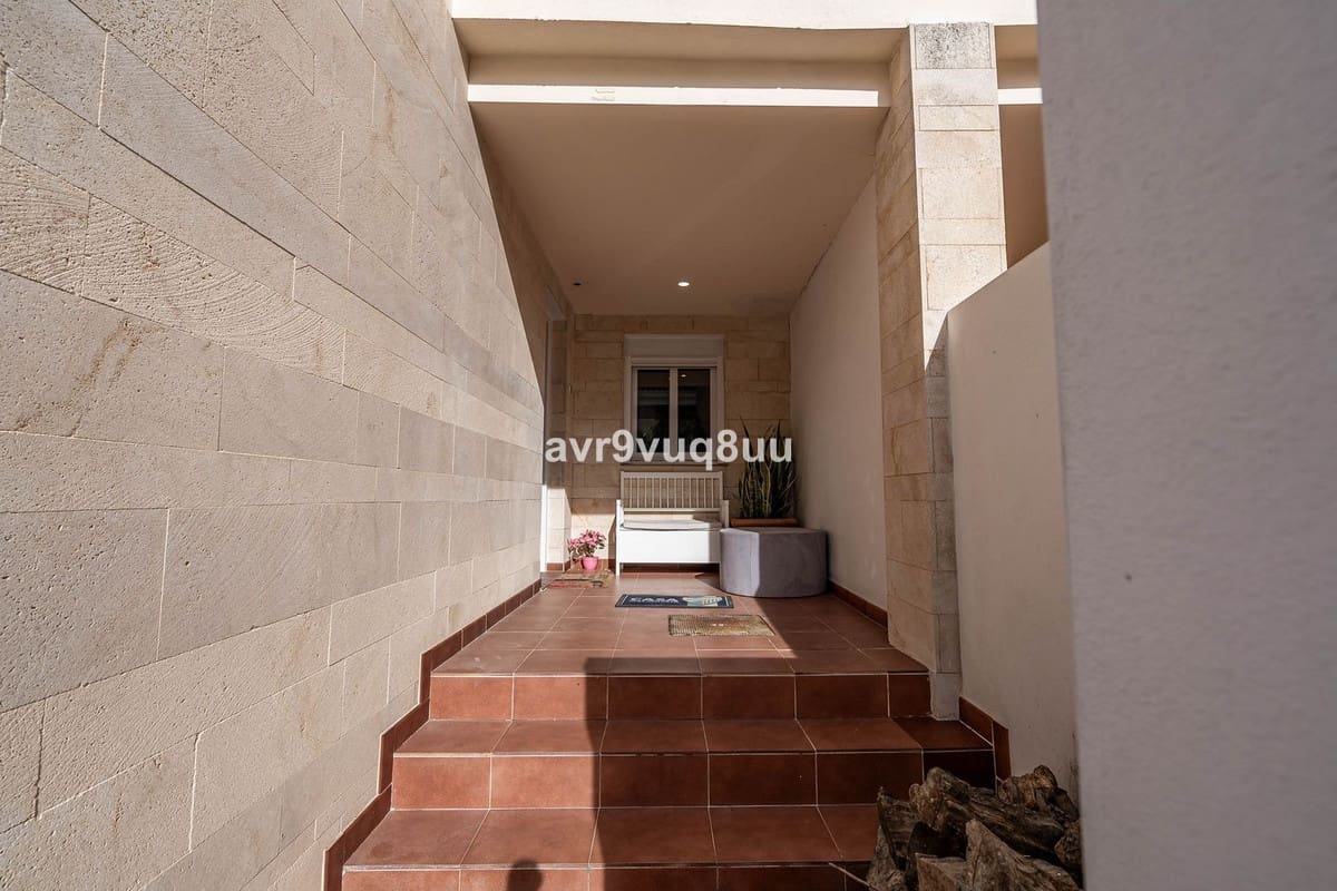 4 soverom Kjedet enebolig til salgs i Mijas Costa med svømmebasseng garasje - € 420 000 (Ref: 8882311)