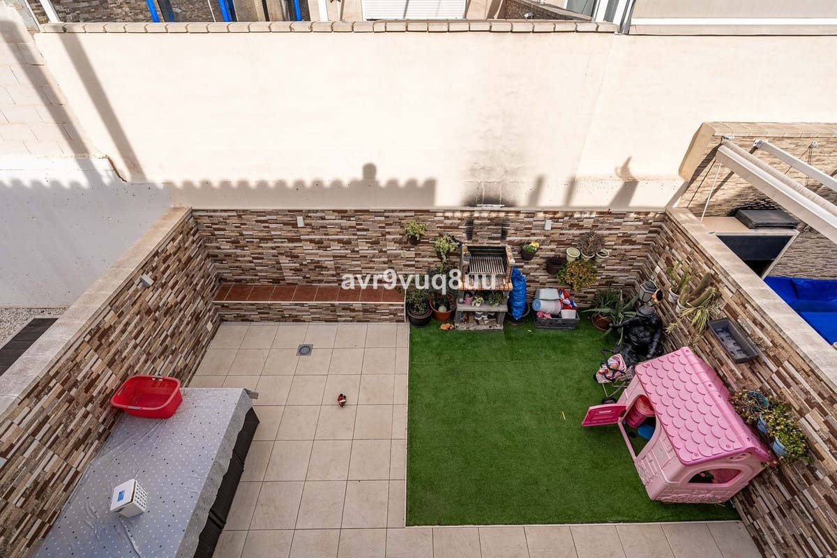 4 soverom Kjedet enebolig til salgs i Mijas Costa med svømmebasseng garasje - € 420 000 (Ref: 8882311)