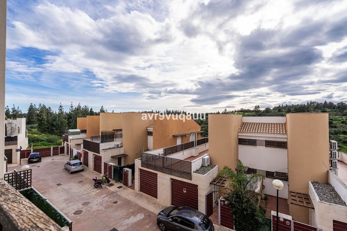 4 soverom Kjedet enebolig til salgs i Mijas Costa med svømmebasseng garasje - € 420 000 (Ref: 8882311)
